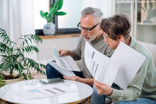 Couple Senior Consulte Ses Comptes