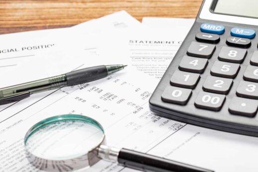 relevé bancaire avec calculatrice et loupe
