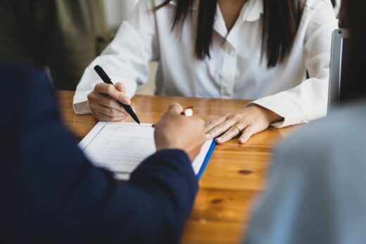 deux personne signant un contrat