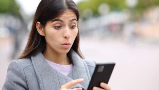 Femme Surprise En Regadant Son Telephone