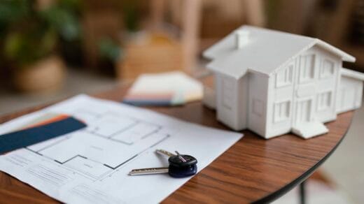 Nouvelles Cles De La Maison Et Plan Sur Table (1)
