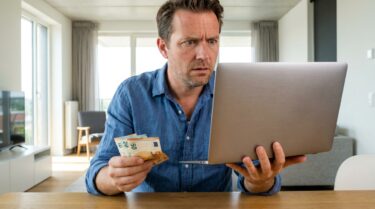 Vous Arrivez Avec Vos Billets Au Guichet Et La Banque Dit Non La Raison Legale Que 9 Clients Sur 10 Decouvrent Sur Le Moment Featured