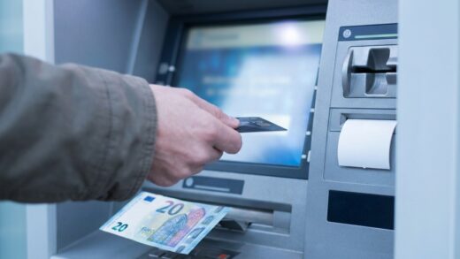 Frais de retrait hors réseau DAB : combien coûte retirer de l'argent à un distributeur étranger ?