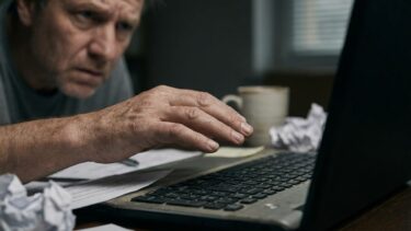 « J'ai renvoyé l'argent dès le lendemain pour ne rien garder » : deux mois plus tard, ma banque a clôturé mon compte et tr...