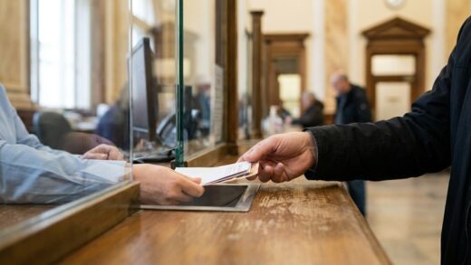 « J'ai voulu retirer 5 000 € en espèces au guichet de ma banque » : personne ne m'avait dit qu'elle pouvait exiger un just...