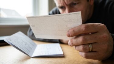 « J'avais déposé un chèque de 2 400 € et tout dépensé » : 55 jours après, ma banque a repris chaque centime sur mon compte