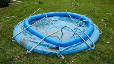 « L'orage a plié ma piscine tubulaire en une nuit » : au moment de l'indemnisation, mon assureur l'a rangée dans le mobili...