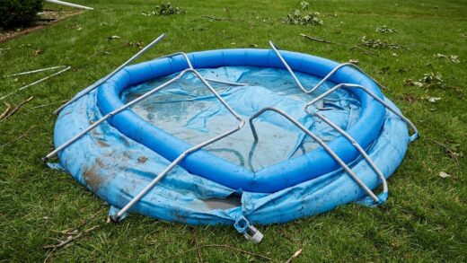 « L'orage a plié ma piscine tubulaire en une nuit » : au moment de l'indemnisation, mon assureur l'a rangée dans le mobili...