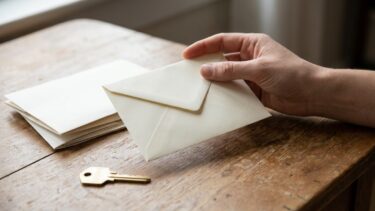 « Mon acheteur avait les clés depuis des mois » : au moment de résilier, mon assureur m'a réclamé la totalité des primes d...