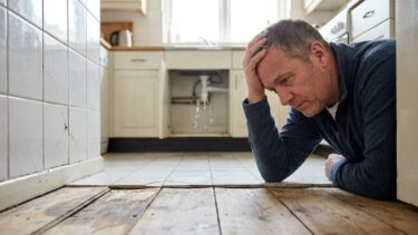 J'ai continué à payer l'assurance de la maison de ma mère après son décès pour être tranquille : le jour du dégât des eaux...