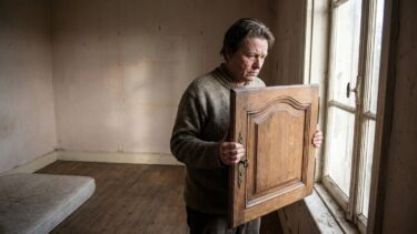 « J’ai donné l’armoire de mon père à un brocanteur avant le notaire » : trois mois plus tard, sa banque m’a réclamé son dé...