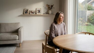 « Je suis restée dans notre maison après le décès de mon partenaire de Pacs » : un an plus tard, sa famille m'a demandé le...